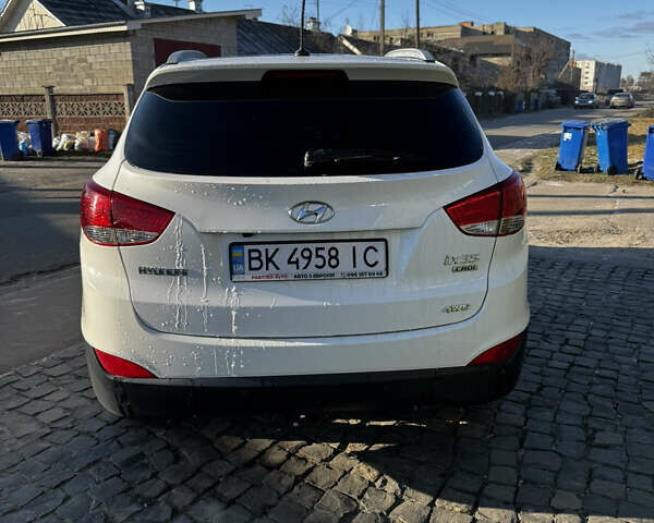 Белый Хендай их35, объемом двигателя 2 л и пробегом 206 тыс. км за 11500 $, фото 3 на Automoto.ua