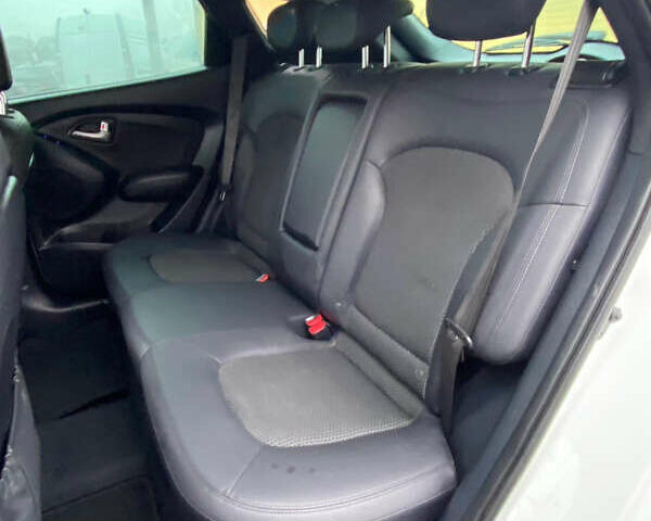 Белый Хендай их35, объемом двигателя 1.7 л и пробегом 204 тыс. км за 11500 $, фото 19 на Automoto.ua