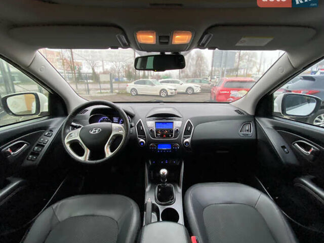 Белый Хендай их35, объемом двигателя 1.7 л и пробегом 204 тыс. км за 11500 $, фото 10 на Automoto.ua