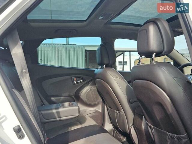 Белый Хендай их35, объемом двигателя 2 л и пробегом 137 тыс. км за 12600 $, фото 2 на Automoto.ua