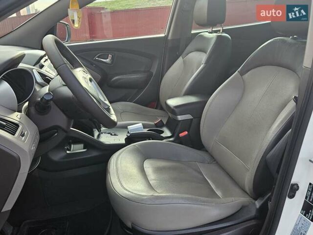 Белый Хендай их35, объемом двигателя 2 л и пробегом 137 тыс. км за 12600 $, фото 39 на Automoto.ua