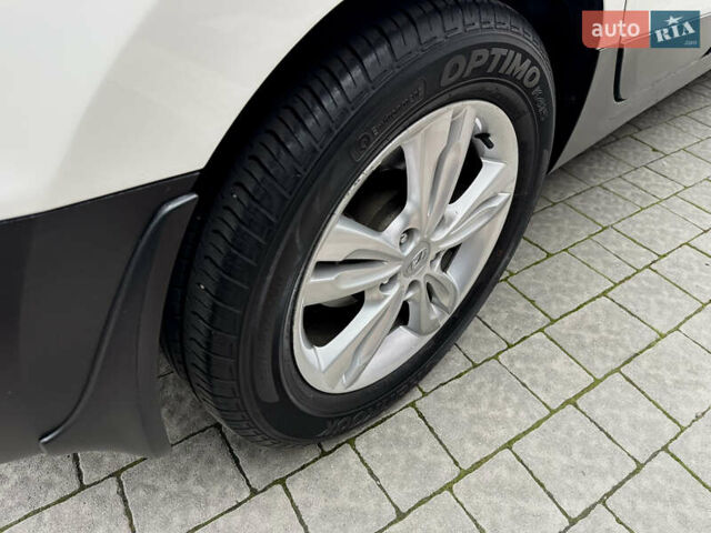 Белый Хендай их35, объемом двигателя 2 л и пробегом 178 тыс. км за 11900 $, фото 74 на Automoto.ua