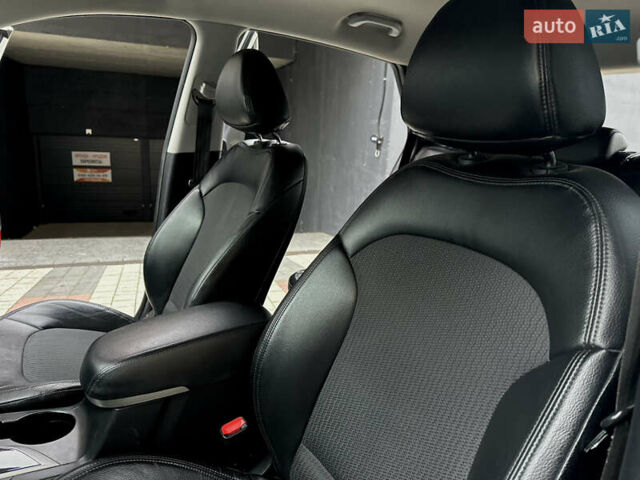 Белый Хендай их35, объемом двигателя 2 л и пробегом 178 тыс. км за 11900 $, фото 26 на Automoto.ua