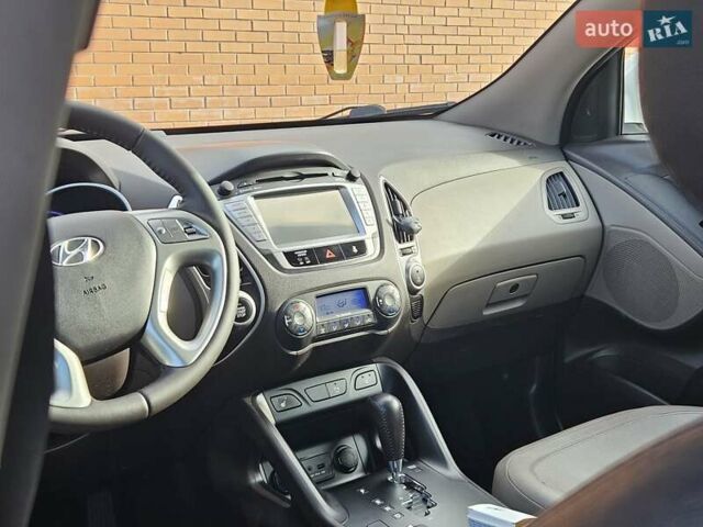 Белый Хендай их35, объемом двигателя 2 л и пробегом 137 тыс. км за 12600 $, фото 42 на Automoto.ua