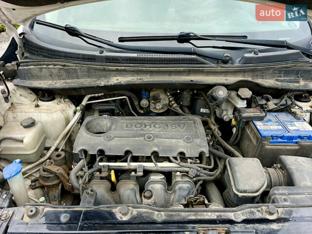 Белый Хендай их35, объемом двигателя 2 л и пробегом 168 тыс. км за 11800 $, фото 26 на Automoto.ua