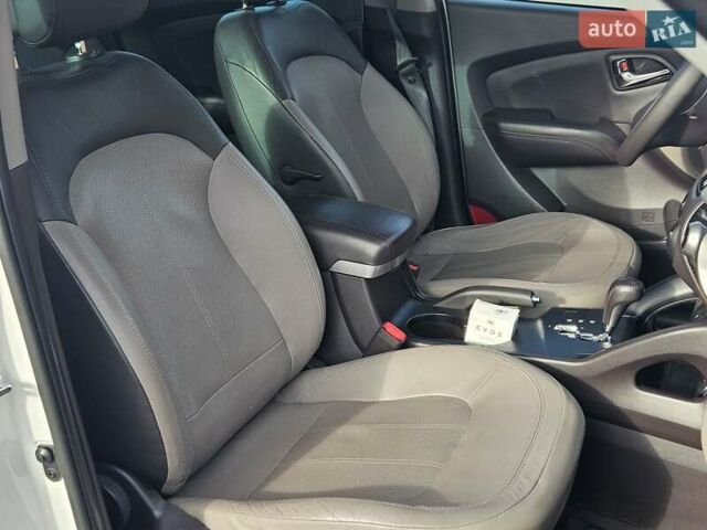Белый Хендай их35, объемом двигателя 2 л и пробегом 137 тыс. км за 12600 $, фото 5 на Automoto.ua