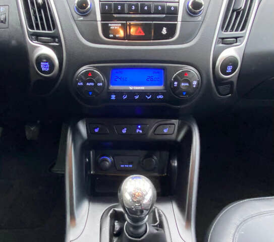 Белый Хендай их35, объемом двигателя 1.7 л и пробегом 204 тыс. км за 11500 $, фото 11 на Automoto.ua