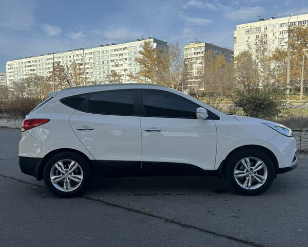 Белый Хендай их35, объемом двигателя 2 л и пробегом 157 тыс. км за 14000 $, фото 1 на Automoto.ua