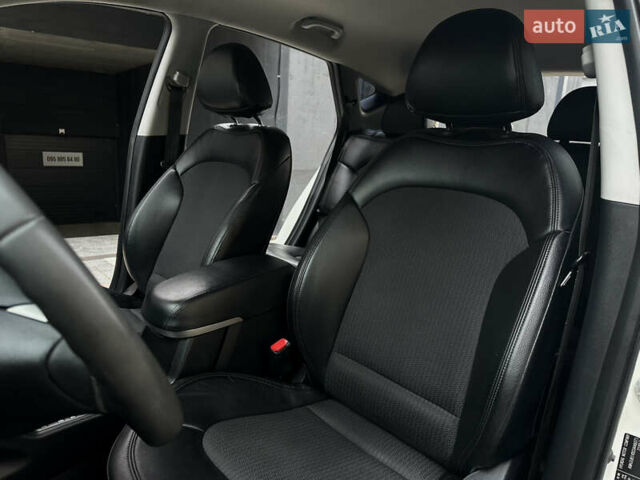 Белый Хендай их35, объемом двигателя 2 л и пробегом 178 тыс. км за 11900 $, фото 28 на Automoto.ua