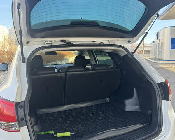 Белый Хендай их35, объемом двигателя 2 л и пробегом 157 тыс. км за 14000 $, фото 7 на Automoto.ua