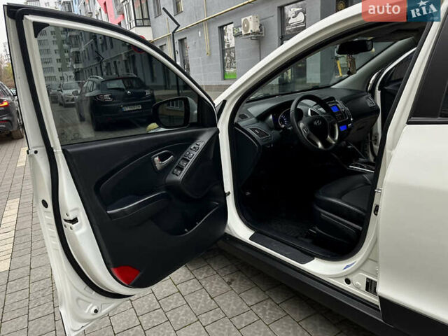 Белый Хендай их35, объемом двигателя 2 л и пробегом 178 тыс. км за 11900 $, фото 18 на Automoto.ua