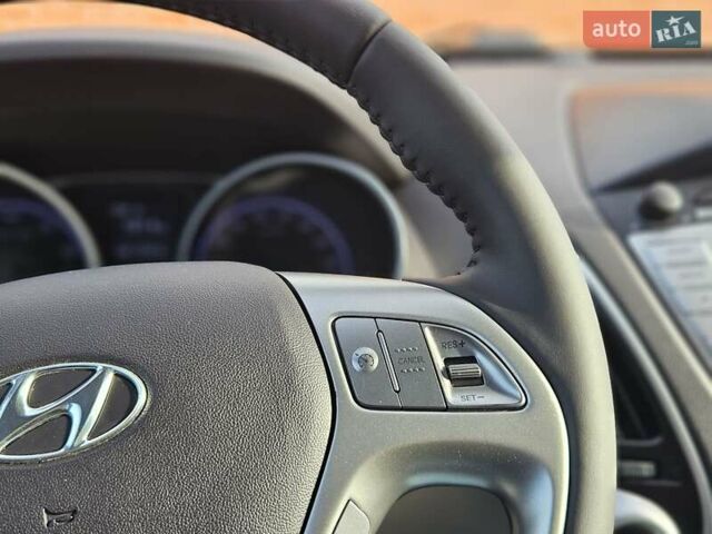 Белый Хендай их35, объемом двигателя 2 л и пробегом 137 тыс. км за 12600 $, фото 17 на Automoto.ua