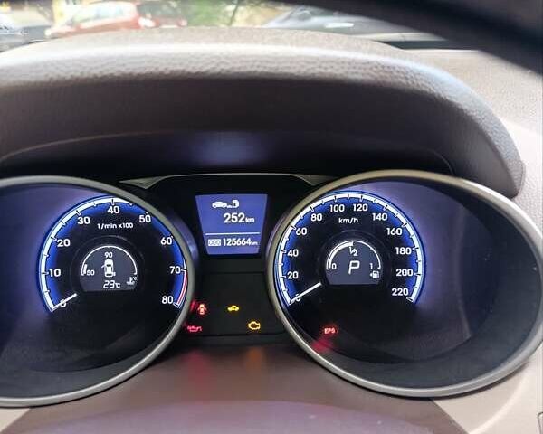 Белый Хендай их35, объемом двигателя 2 л и пробегом 126 тыс. км за 14000 $, фото 2 на Automoto.ua