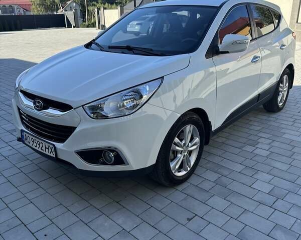 Белый Хендай их35, объемом двигателя 2 л и пробегом 178 тыс. км за 12800 $, фото 1 на Automoto.ua