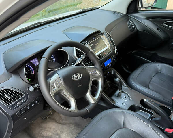 Белый Хендай их35, объемом двигателя 2 л и пробегом 204 тыс. км за 13950 $, фото 33 на Automoto.ua