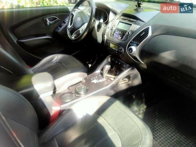 Белый Хендай их35, объемом двигателя 2 л и пробегом 129 тыс. км за 12000 $, фото 4 на Automoto.ua