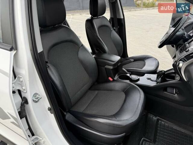 Білий Хендай іх35, об'ємом двигуна 2 л та пробігом 133 тис. км за 9600 $, фото 37 на Automoto.ua