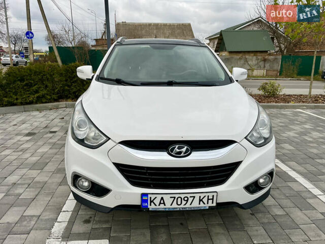 Белый Хендай их35, объемом двигателя 2 л и пробегом 168 тыс. км за 11800 $, фото 2 на Automoto.ua