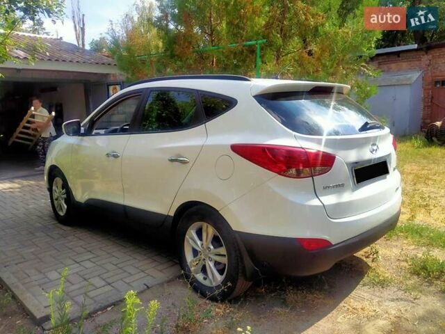 Белый Хендай их35, объемом двигателя 2 л и пробегом 129 тыс. км за 12000 $, фото 8 на Automoto.ua