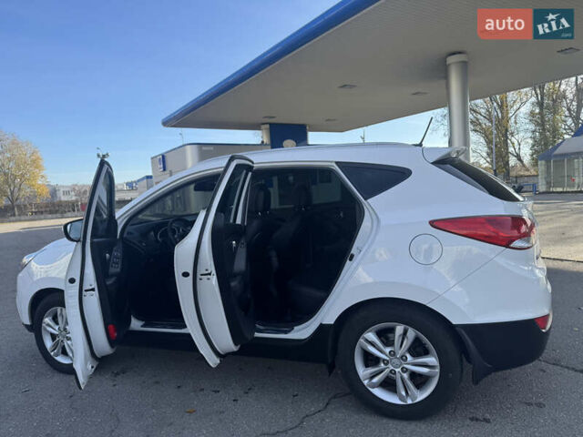 Белый Хендай их35, объемом двигателя 2 л и пробегом 157 тыс. км за 14000 $, фото 6 на Automoto.ua