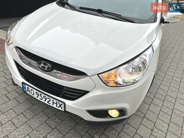 Белый Хендай их35, объемом двигателя 2 л и пробегом 178 тыс. км за 11900 $, фото 15 на Automoto.ua