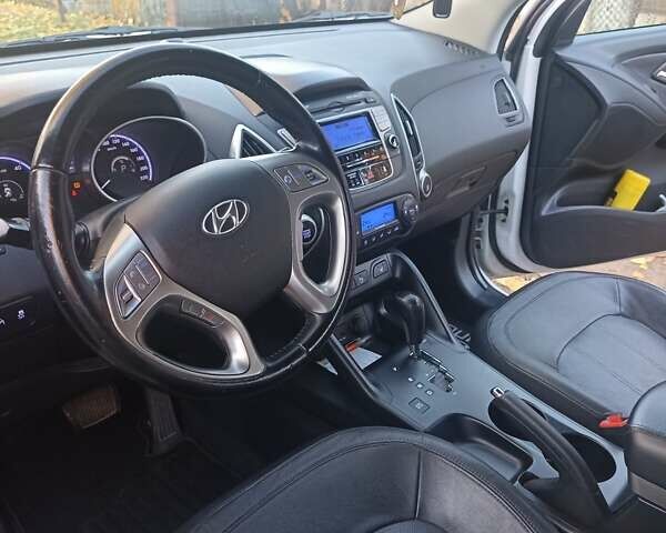 Белый Хендай их35, объемом двигателя 2 л и пробегом 90 тыс. км за 13888 $, фото 4 на Automoto.ua