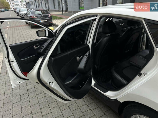 Белый Хендай их35, объемом двигателя 2 л и пробегом 178 тыс. км за 11900 $, фото 36 на Automoto.ua