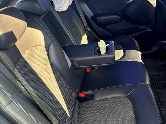 Белый Хендай их35, объемом двигателя 2 л и пробегом 99 тыс. км за 12500 $, фото 2 на Automoto.ua