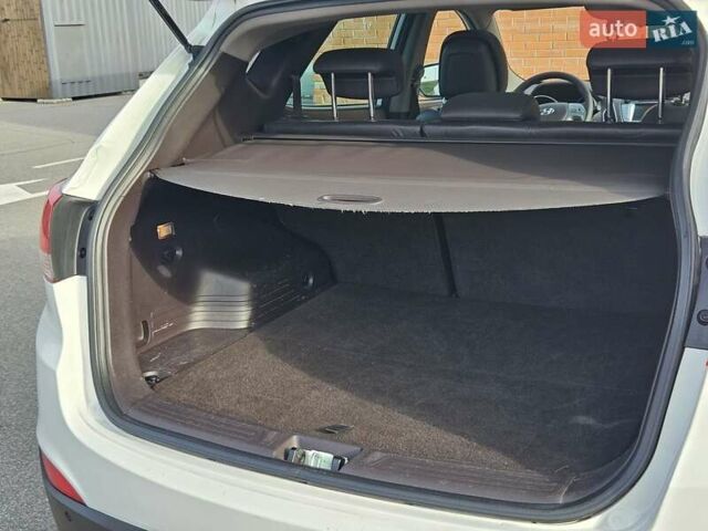 Белый Хендай их35, объемом двигателя 2 л и пробегом 137 тыс. км за 12600 $, фото 46 на Automoto.ua