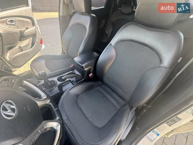 Білий Хендай іх35, об'ємом двигуна 1.69 л та пробігом 248 тис. км за 11450 $, фото 28 на Automoto.ua