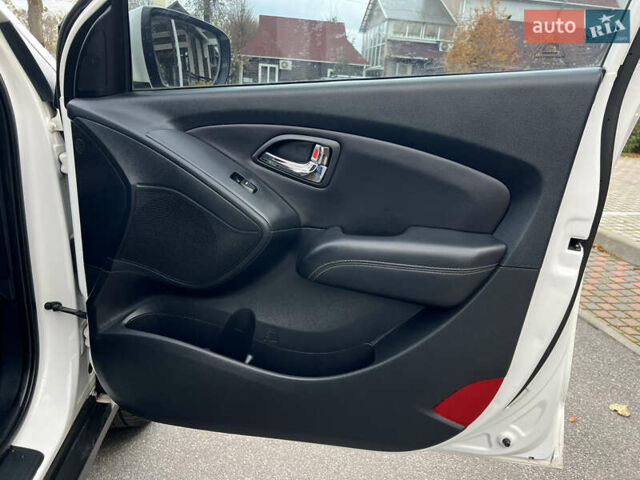 Белый Хендай их35, объемом двигателя 2 л и пробегом 172 тыс. км за 14900 $, фото 12 на Automoto.ua