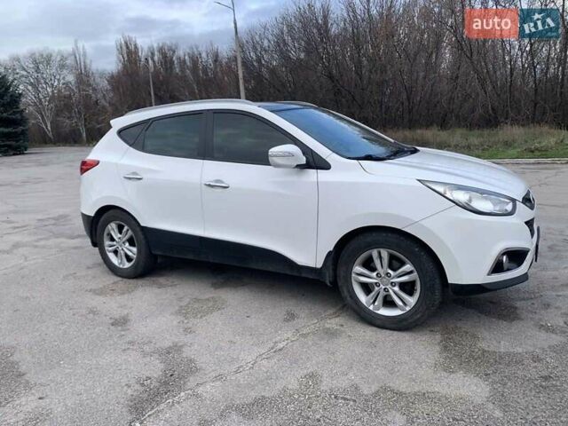 Белый Хендай их35, объемом двигателя 2 л и пробегом 143 тыс. км за 13700 $, фото 5 на Automoto.ua