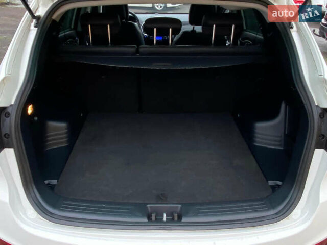 Белый Хендай их35, объемом двигателя 1.7 л и пробегом 204 тыс. км за 11500 $, фото 18 на Automoto.ua