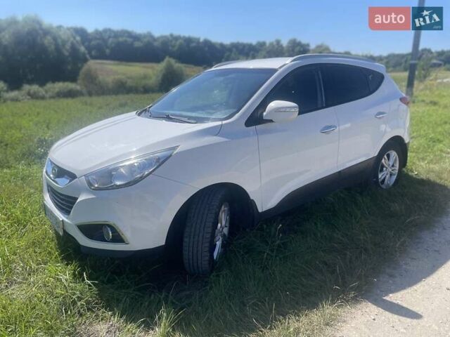 Белый Хендай их35, объемом двигателя 2 л и пробегом 170 тыс. км за 13700 $, фото 1 на Automoto.ua