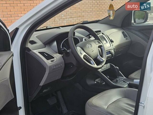 Белый Хендай их35, объемом двигателя 2 л и пробегом 137 тыс. км за 12600 $, фото 13 на Automoto.ua