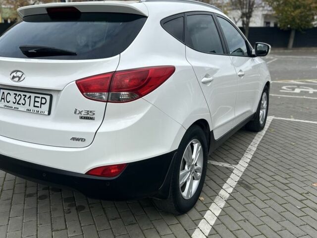 Белый Хендай их35, объемом двигателя 2 л и пробегом 242 тыс. км за 12012 $, фото 1 на Automoto.ua