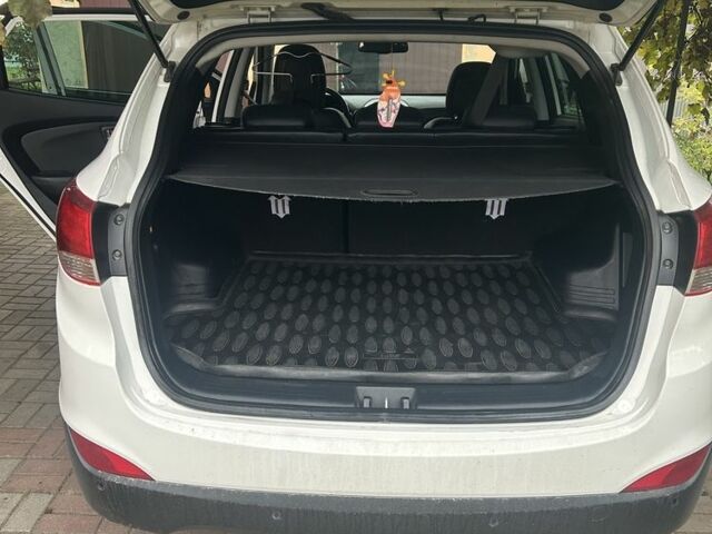 Белый Хендай их35, объемом двигателя 2 л и пробегом 242 тыс. км за 12012 $, фото 5 на Automoto.ua