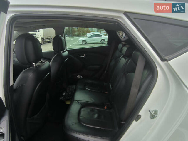 Белый Хендай их35, объемом двигателя 2 л и пробегом 191 тыс. км за 11100 $, фото 3 на Automoto.ua