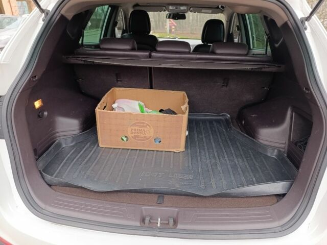 Белый Хендай их35, объемом двигателя 2 л и пробегом 144 тыс. км за 14100 $, фото 9 на Automoto.ua