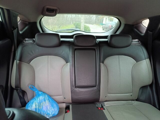 Белый Хендай их35, объемом двигателя 2 л и пробегом 144 тыс. км за 14100 $, фото 4 на Automoto.ua