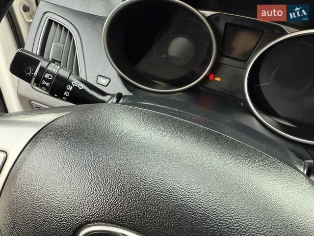 Білий Хендай іх35, об'ємом двигуна 2 л та пробігом 132 тис. км за 9999 $, фото 29 на Automoto.ua
