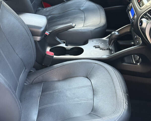 Белый Хендай их35, объемом двигателя 2 л и пробегом 204 тыс. км за 13950 $, фото 24 на Automoto.ua