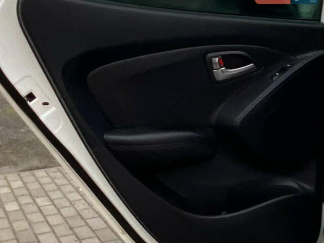 Белый Хендай их35, объемом двигателя 1.7 л и пробегом 204 тыс. км за 11500 $, фото 23 на Automoto.ua