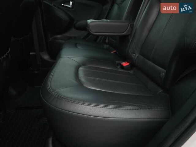 Белый Хендай их35, объемом двигателя 2 л и пробегом 211 тыс. км за 12999 $, фото 52 на Automoto.ua