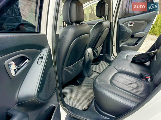 Белый Хендай их35, объемом двигателя 2 л и пробегом 168 тыс. км за 11800 $, фото 24 на Automoto.ua