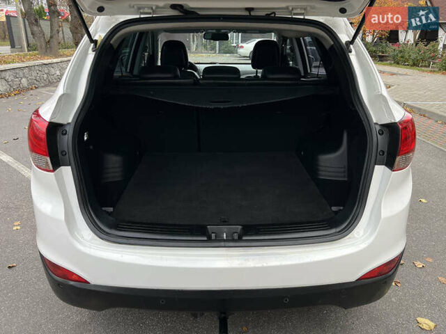 Белый Хендай их35, объемом двигателя 2 л и пробегом 172 тыс. км за 14900 $, фото 7 на Automoto.ua