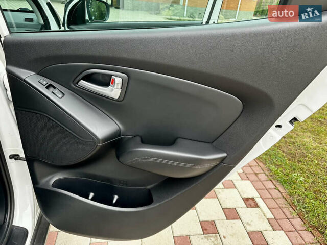 Білий Хендай іх35, об'ємом двигуна 2 л та пробігом 144 тис. км за 16000 $, фото 25 на Automoto.ua