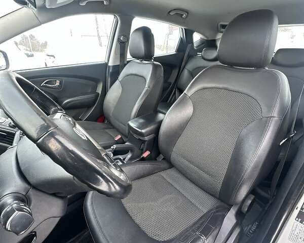 Белый Хендай их35, объемом двигателя 2 л и пробегом 236 тыс. км за 11700 $, фото 21 на Automoto.ua