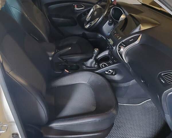 Білий Хендай іх35, об'ємом двигуна 1.69 л та пробігом 218 тис. км за 13800 $, фото 4 на Automoto.ua