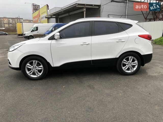 Белый Хендай их35, объемом двигателя 2 л и пробегом 120 тыс. км за 13500 $, фото 2 на Automoto.ua